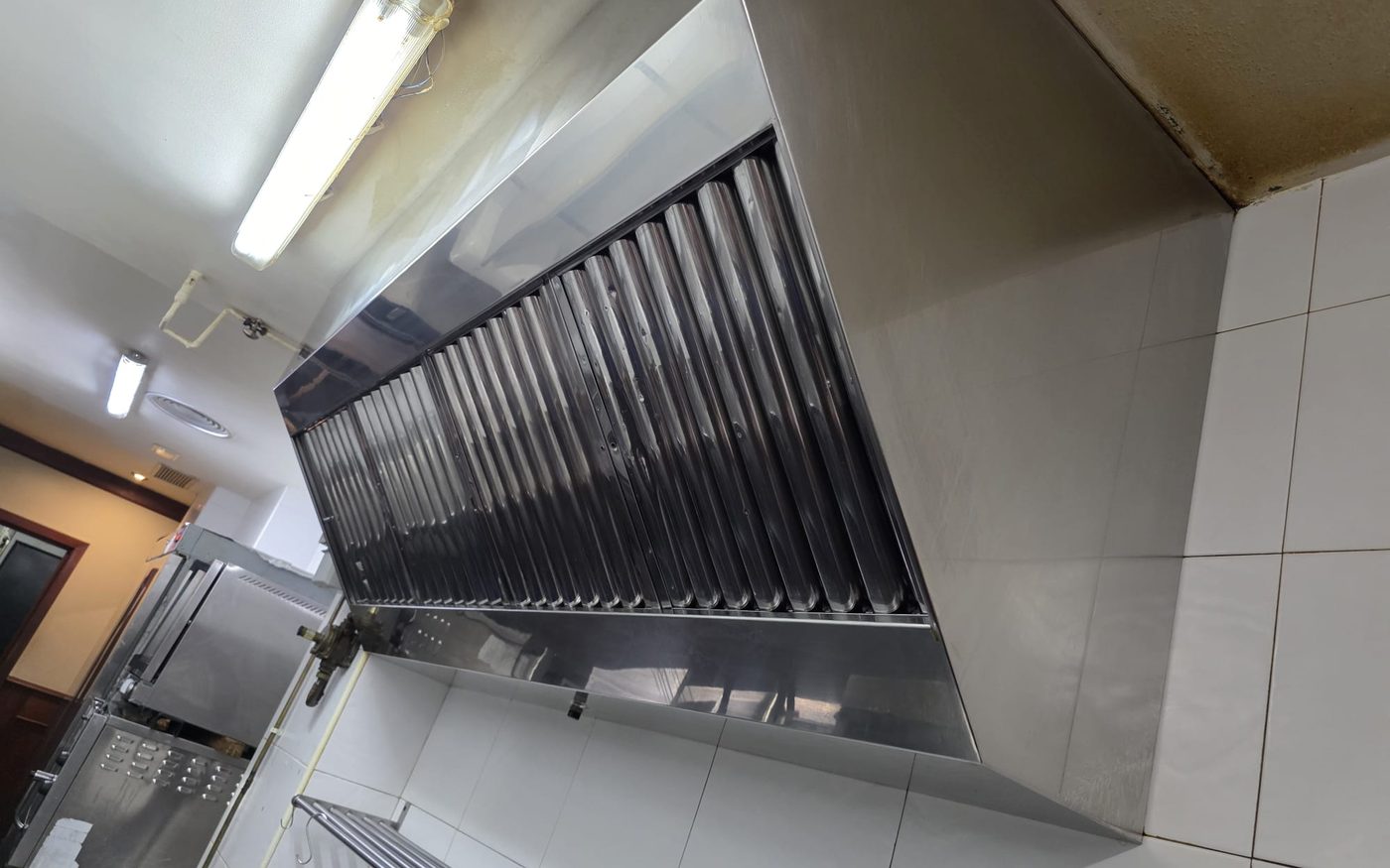 Campana extractora de una cocina de restaurante en Bilbao con los filtros limpios tras la intervención de Bilbo Limpieza