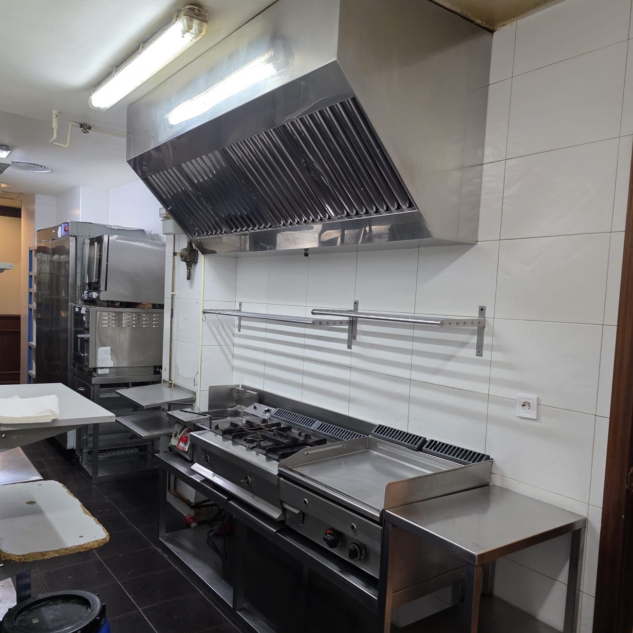 La misma cocina de restaurante tras la limpieza de Bilbo Limpieza: campana y filtros desengrasados y azulejos limpios